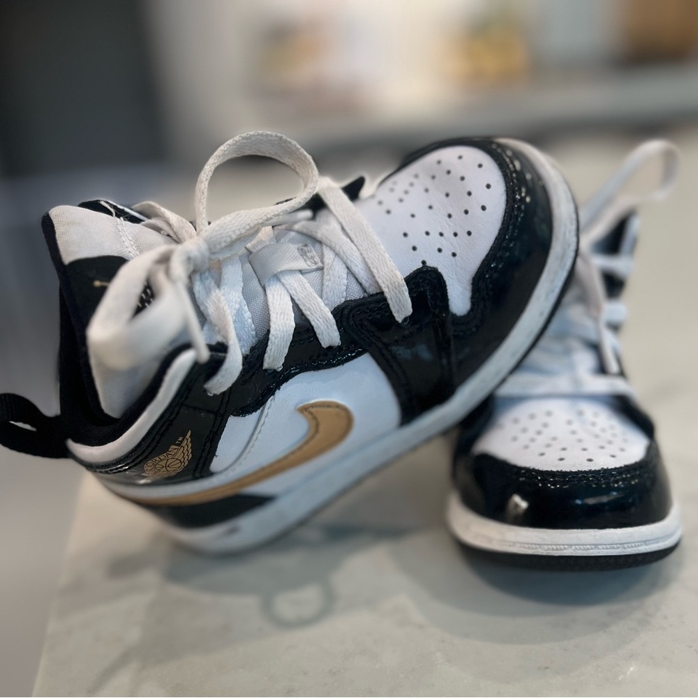 2018 Nike Air Jordan Retro 1 mid black/gold toddler shoes size 7